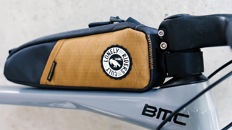 Смотреть видеообзор Сумка для велосипеда Ulac Trekking GT Bolt-ON Top Tube Bag Onyx