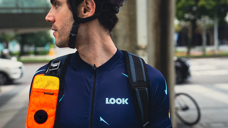 Смотреть видеообзор Чехол для телефона Ulac Touring Case Cycling Phone Wallet Stealth